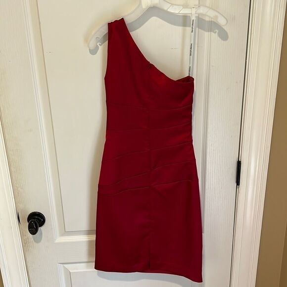 David’s Bridal apple red one shoulder dress - Picture 2 of 3